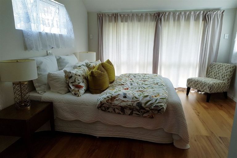 Photo of property in 32 Te Atatu Road, Te Atatu South, Auckland, 0610