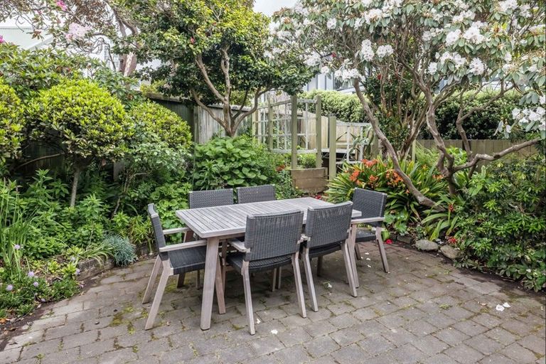 Photo of property in 33 Hobson Crescent, Thorndon, Wellington, 6011
