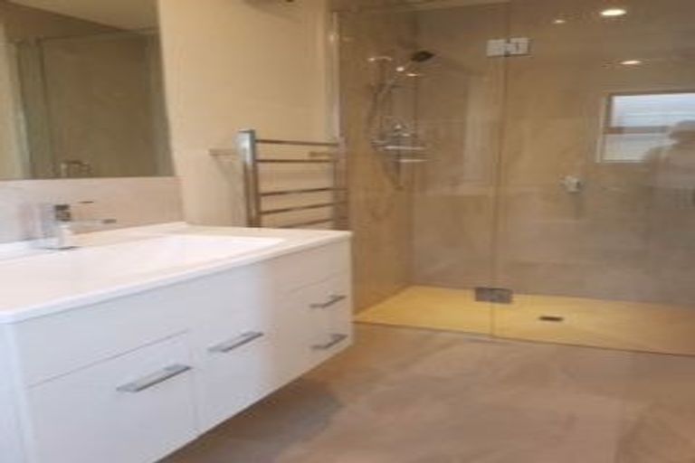 Photo of property in 5 Oakmont Crescent, Waiwhakaiho, New Plymouth, 4312