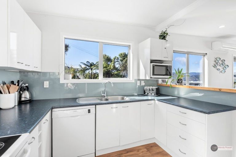 Photo of property in 73 Miromiro Road, Normandale, Lower Hutt, 5010