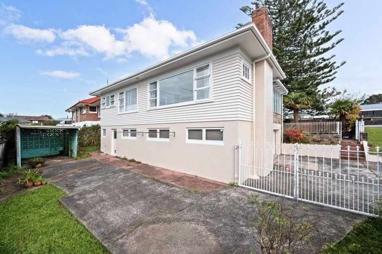 Photo of property in 1a Wakeling Avenue, Te Atatu South, Auckland, 0610