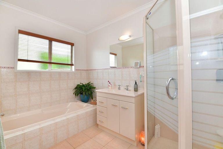 Photo of property in 12 Wyn Close, Kaukapakapa, 0871