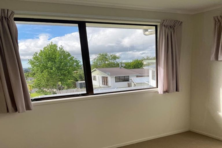 Photo of property in 1/8 Louise Place, West Harbour, Auckland, 0618