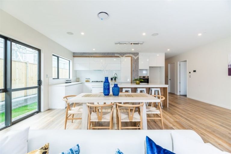 Photo of property in 11 Reserva Crescent, Kumeu, 0810