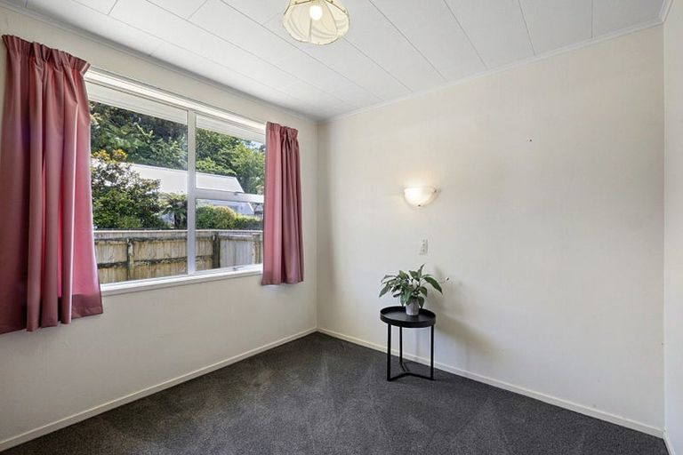 Photo of property in 1/12 Ambury Place, Merrilands, New Plymouth, 4312