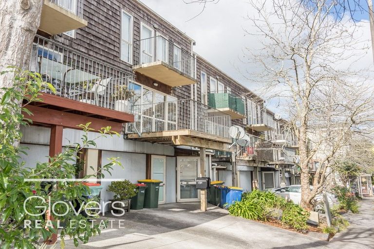 Photo of property in 10 Captain Scott Road, Glen Eden, Auckland, 0602