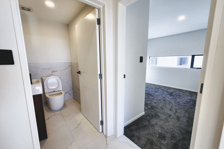 Photo of property in 2a Embling Place, Eastern Beach, Auckland, 2012