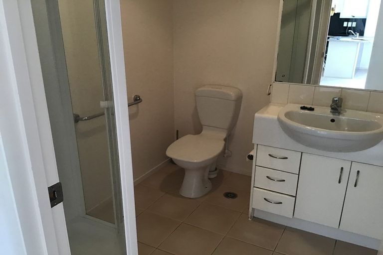 Photo of property in 1d/20 Ian Marwick Place, Birkenhead, Auckland, 0626