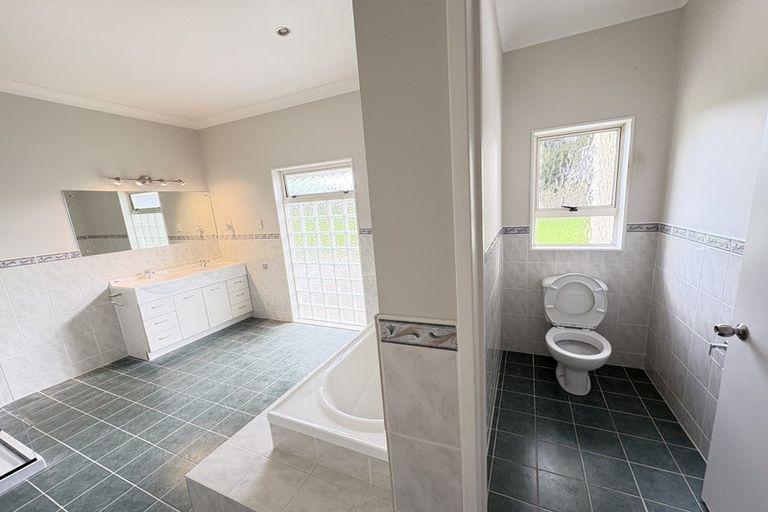 Photo of property in 154 Boord Crescent, Kumeu, 0891