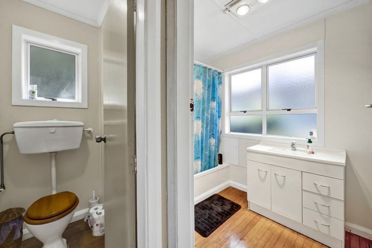 Photo of property in 27 Seaview Road, Marfell, New Plymouth, 4310