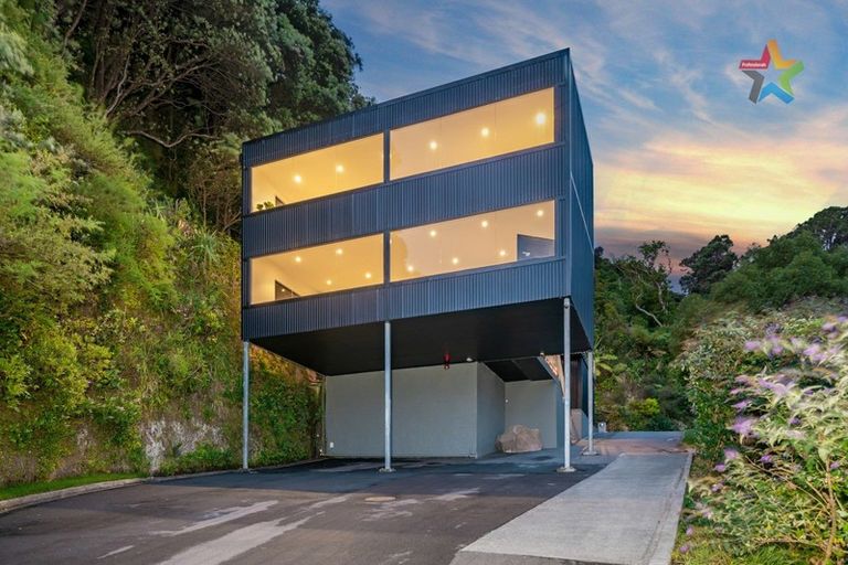 Photo of property in 18 Korokoro Road, Korokoro, Lower Hutt, 5012