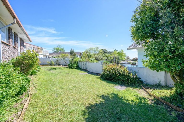 Photo of property in 2/27 Spence Road, Henderson, Auckland, 0612