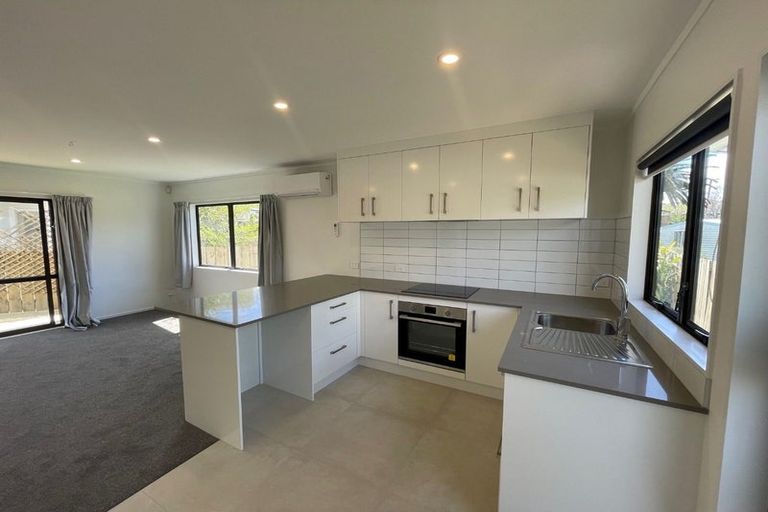 Photo of property in 35 Tarata Crescent, Mangere Bridge, Auckland, 2022