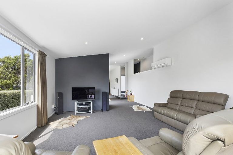 Photo of property in 3 Kaweka Close, Aotea, Porirua, 5024