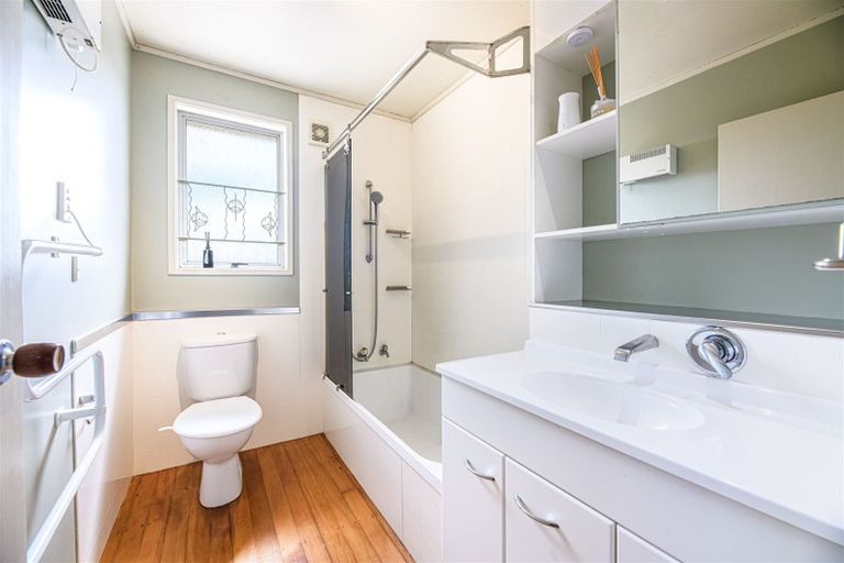 Photo of property in 35 Spence Road, Henderson, Auckland, 0612