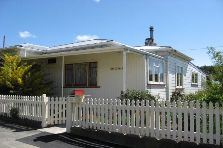 Photo of property in 84 Tipahi Street, Nelson South, Nelson, 7010