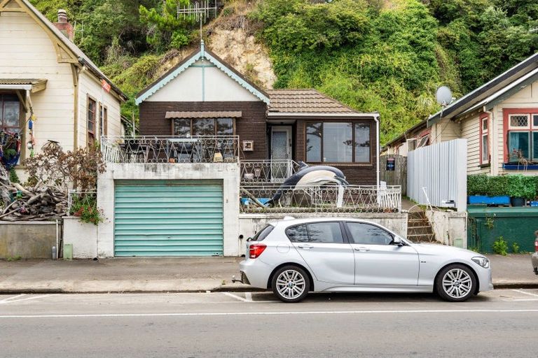 Photo of property in 33 Marine Parade, Bluff Hill, Napier, 4110