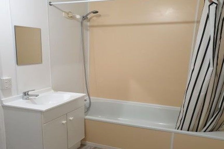 Photo of property in 2/14 Doris Gordon Crescent, Crofton Downs, Wellington, 6035