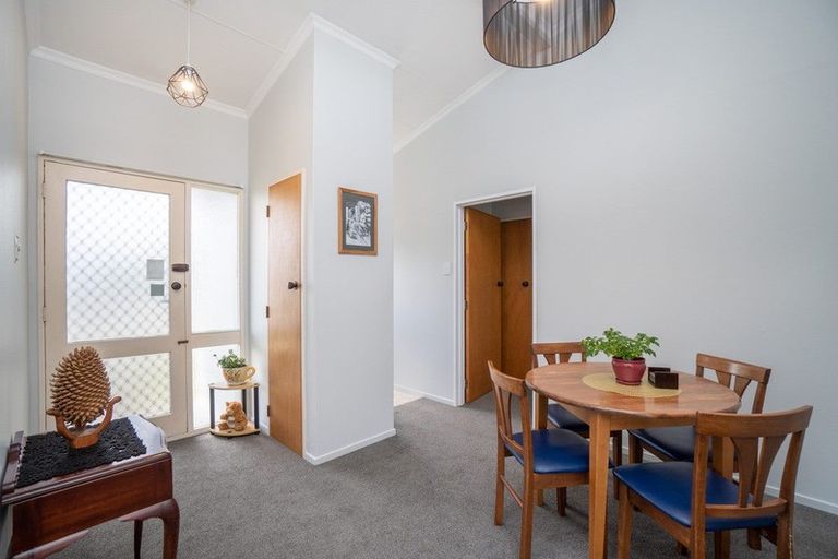 Photo of property in 15 Chelmarsh Place, Highbury, Palmerston North, 4412