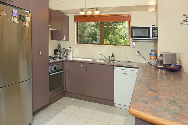 Photo of property in 40 Napuka Road, Henderson Valley, Auckland, 0612