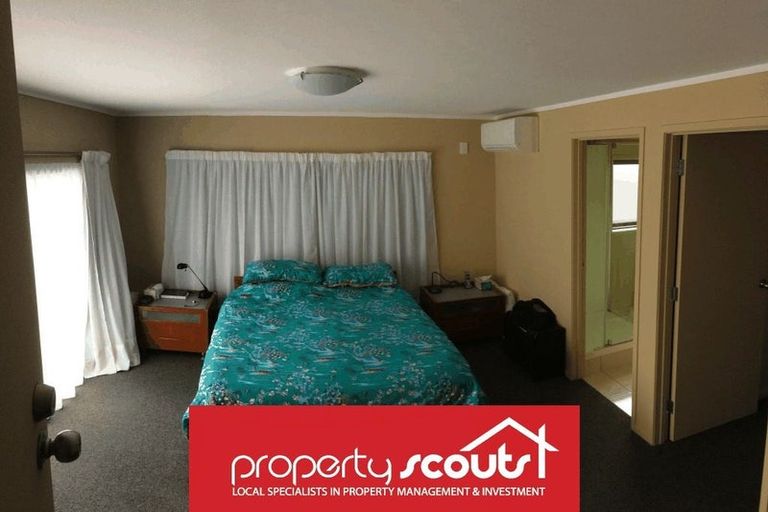 Photo of property in 3 Glen Vista Place, Bayview, Auckland, 0629