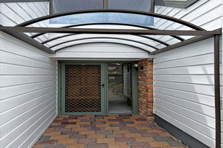 Photo of property in 100 Chelsea View Drive, Chatswood, Auckland, 0626