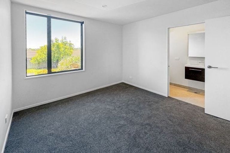 Photo of property in 2/79 Edmonton Road, Henderson, Auckland, 0612
