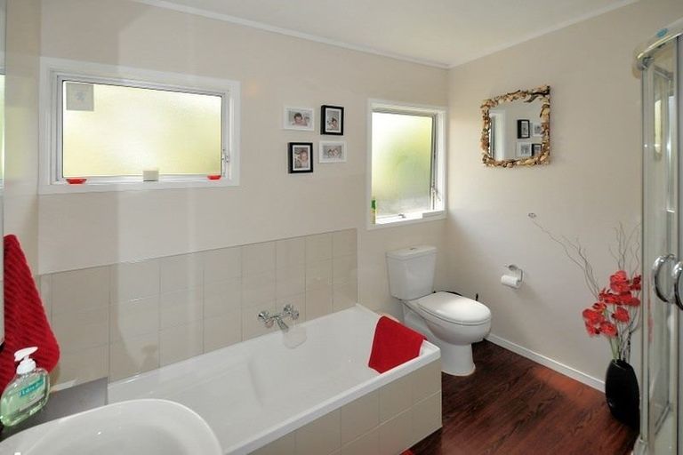 Photo of property in 20 Santiago Crescent, Unsworth Heights, Auckland, 0632
