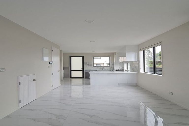 Photo of property in 3/532 Glenfield Road, Glenfield, Auckland, 0629