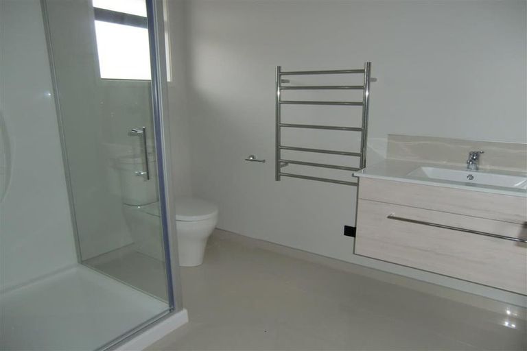 Photo of property in 28 Queens Road, Glen Avon, New Plymouth, 4312