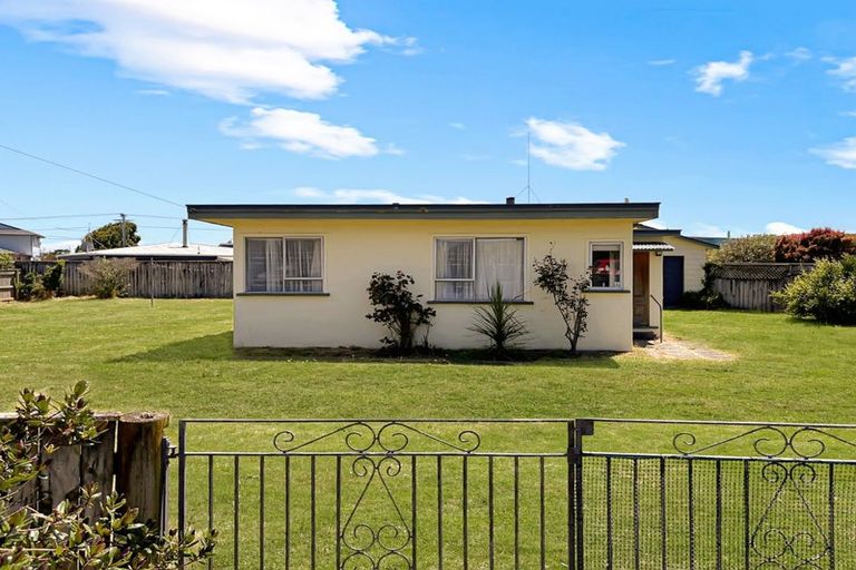 Photo of property in 33 Shortt Street, Foxton Beach, Foxton, 4815