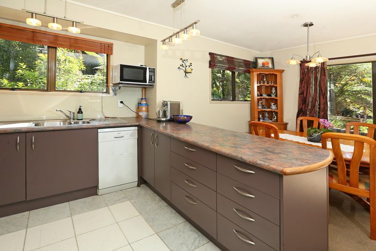 Photo of property in 40 Napuka Road, Henderson Valley, Auckland, 0612