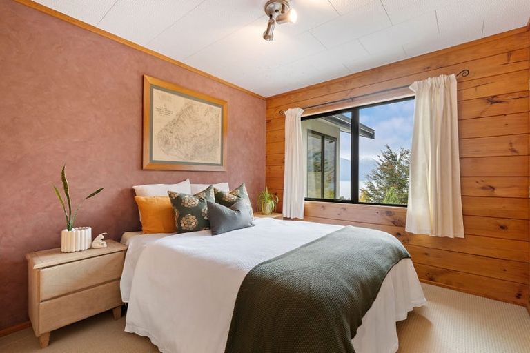 Photo of property in 9 Evergreen Place, Sunshine Bay, Queenstown, 9300