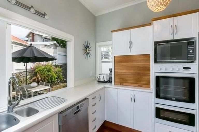 Photo of property in 4 Cobden Lane, Bluff Hill, Napier, 4110