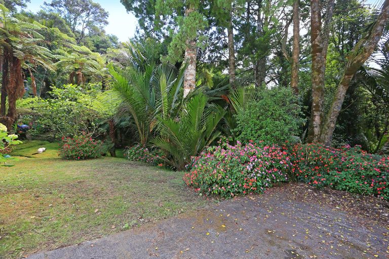 Photo of property in 40 Napuka Road, Henderson Valley, Auckland, 0612