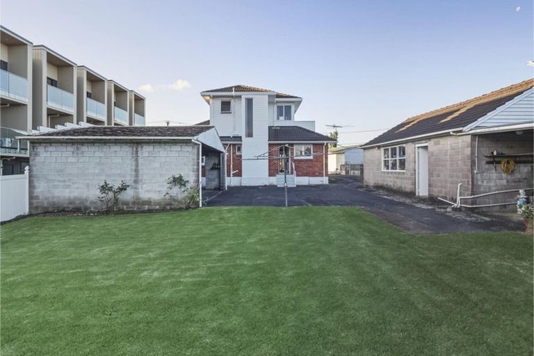 Photo of property in 2 Toru Street, Te Atatu Peninsula, Auckland, 0610