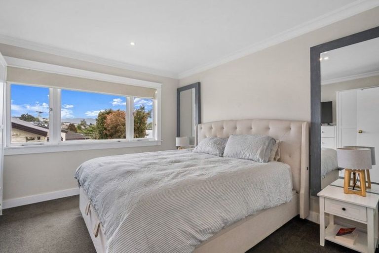 Photo of property in 53 Awaroa Road, Sunnyvale, Auckland, 0612