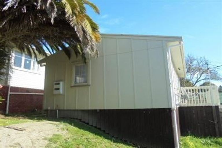 Photo of property in 35 Amberley Avenue, Te Atatu South, Auckland, 0610