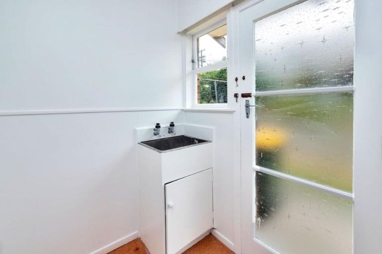 Photo of property in 2/16 Blacklock Avenue, Henderson, Auckland, 0612