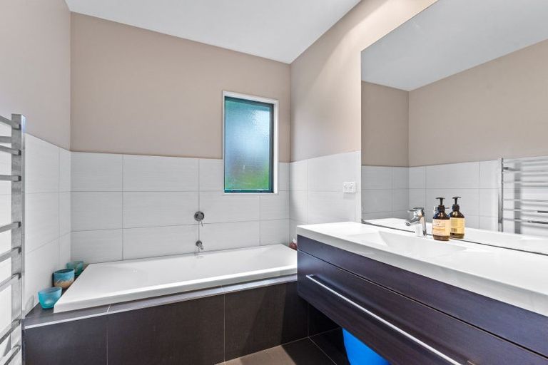 Photo of property in 34 Lagoon Way, West Harbour, Auckland, 0618