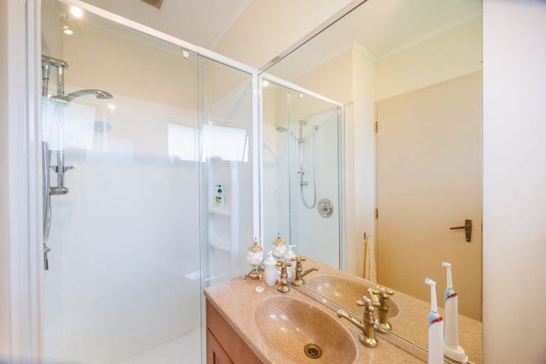 Photo of property in 9 Hillgrove Place, Fitzherbert, Palmerston North, 4410