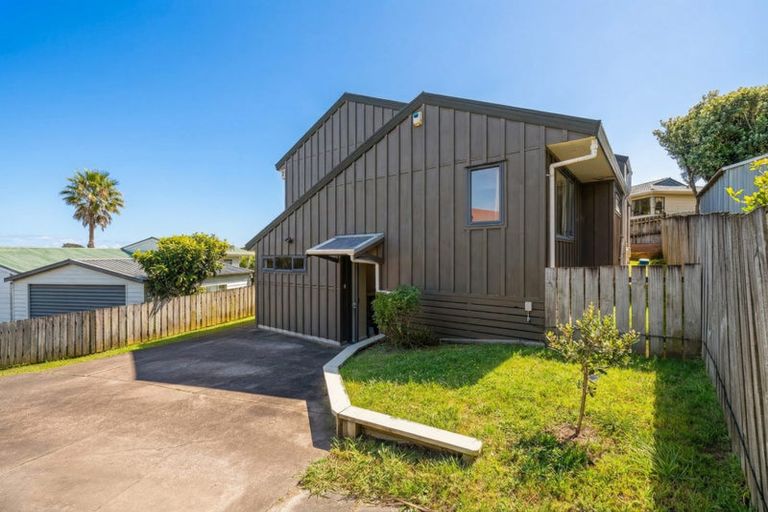 Photo of property in 2/28 Pahi Place, West Harbour, Auckland, 0618