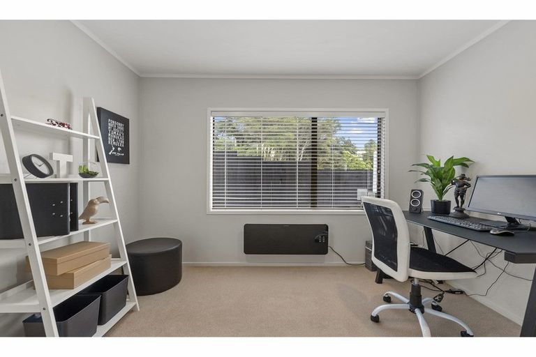 Photo of property in 54 The Avenue, Albany, Auckland, 0632