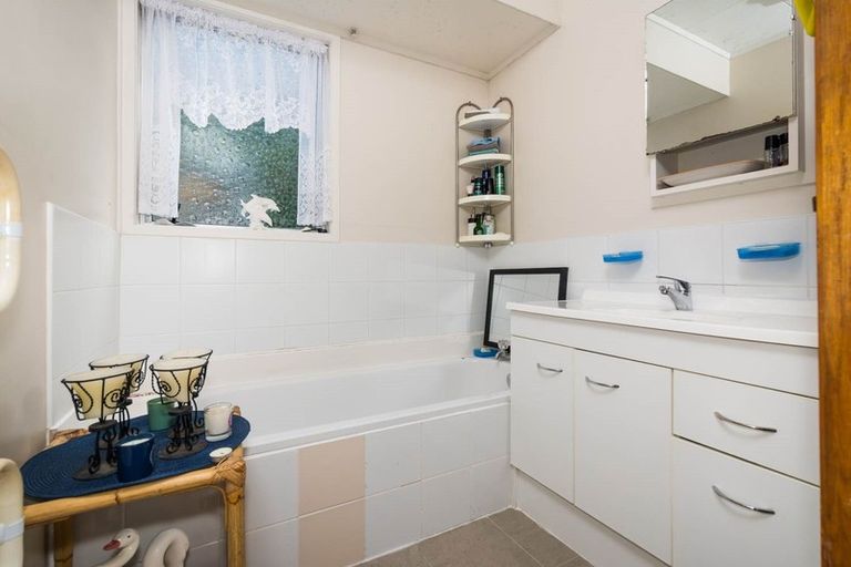 Photo of property in 14 Erica Road, Sunnynook, Auckland, 0620
