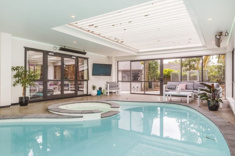 Photo of property in 2 Huata Place, West End, Palmerston North, 4412