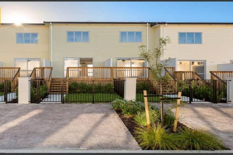 Photo of property in 15/11 Ray Small Drive, Papakura, 2110