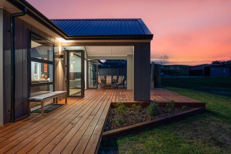 Photo of property in 5 Vickers Way, Acacia Bay, Taupo, 3385