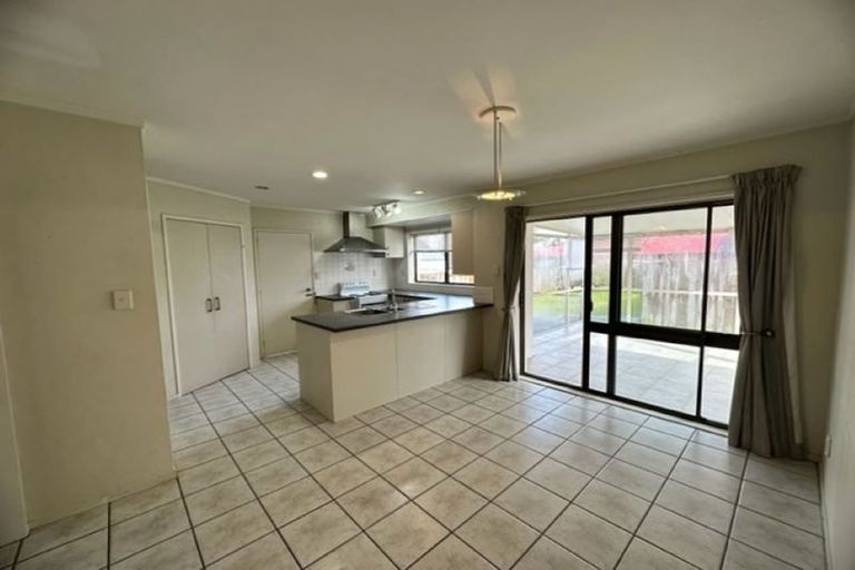 Photo of property in 10 Jillteresa Crescent, Half Moon Bay, Auckland, 2012