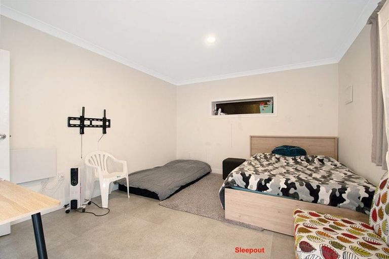 Photo of property in 18 Sherwood Avenue, Te Atatu South, Auckland, 0610