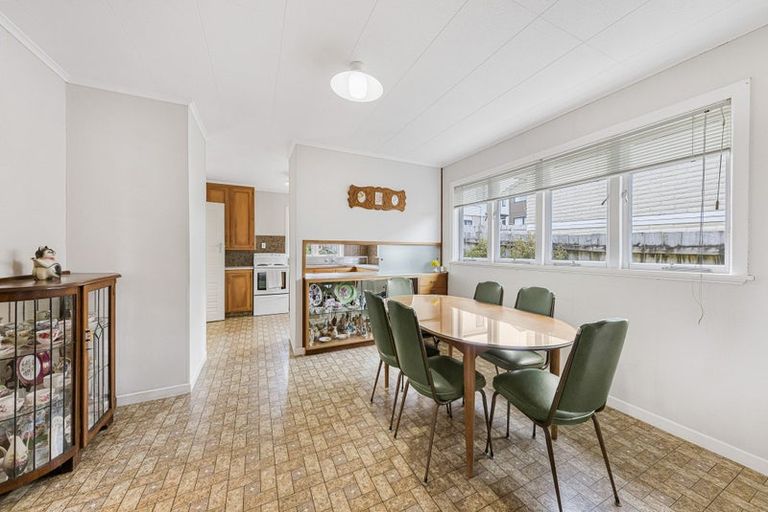 Photo of property in 5 Valron Road, Te Atatu South, Auckland, 0602